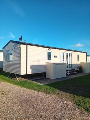 4 Berth Caravan With Unlimited Wi-Fi At Suffolk Sands Holiday Park Ref 45022B